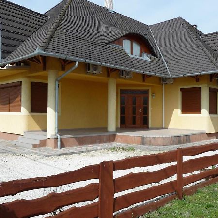Nadas Tarsashaz Balatonlelle Εξωτερικό φωτογραφία