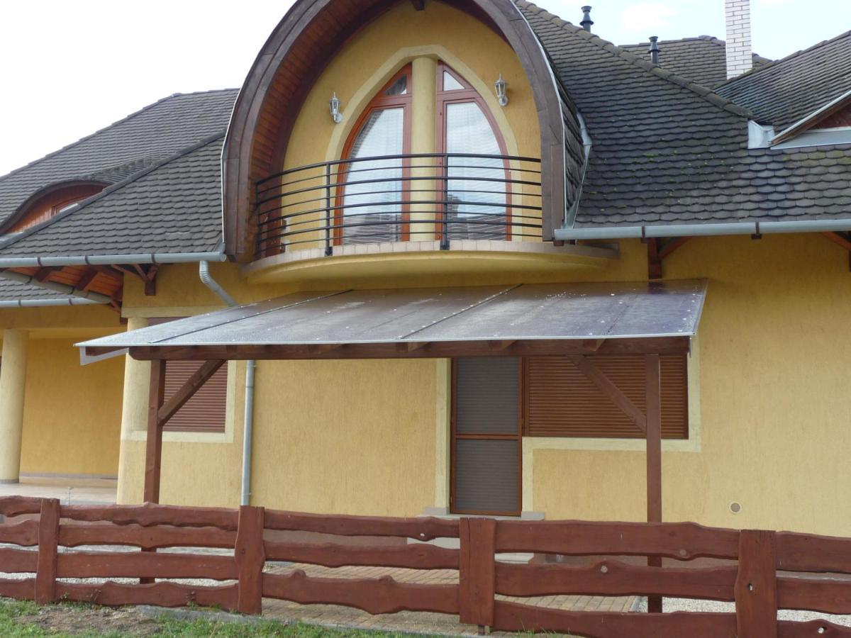 Nadas Tarsashaz Balatonlelle Εξωτερικό φωτογραφία