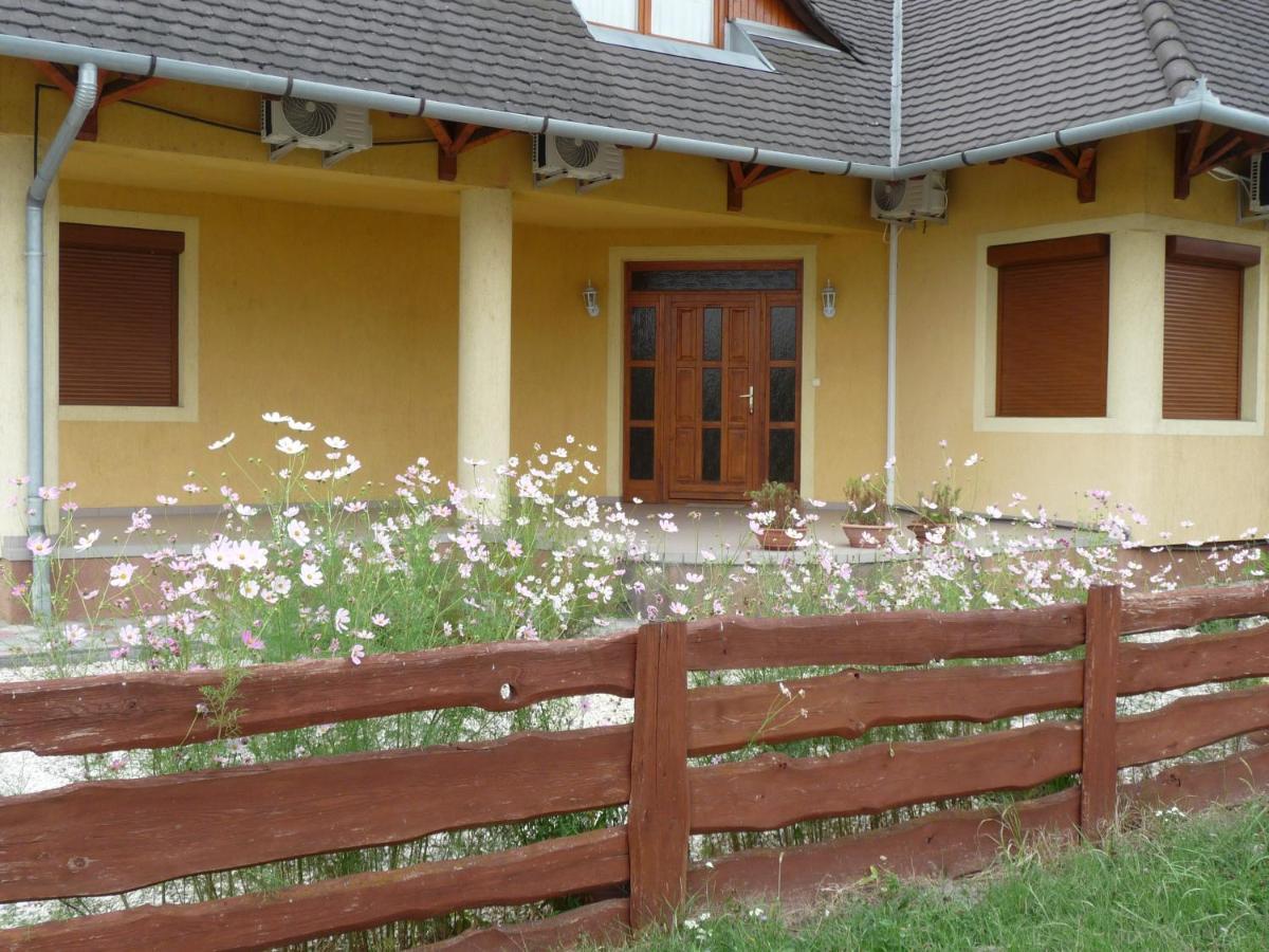 Nadas Tarsashaz Balatonlelle Εξωτερικό φωτογραφία